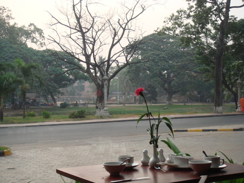 飯店早餐的悠閒時光,望向對面的邏粒河___整個城市剛甦醒過來